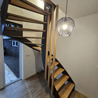 Escalier double limons en acier Marches et main courante en bois Garde corps en acier, lisses D.13, soubassement en habillage décoratif "fleurs- papillons". 53440 GRAZAY