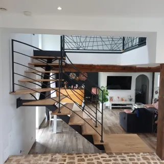 Escalier limon central 1/4 tournant Garde corps de rampant en acier, cadre en tube 40x20mm, 4 lisses D.13 Garde corps droits en acier, lisses entremêlées Laquage ral 2100 sablé 53300 LE PAS