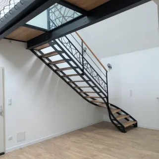 Escalier double limons ajourés 1/4 tournant Passerelle avec 2 dalles de chêne, 1 dalle de verre Garde corps, poteaux plats, 2 lisses, soubassement en habillage décoratif "courbes" Marches et main courante en chêne vernis 2 couches polyuréthane Laquage ral 9005 FT 72130 SOUGE LE GANELON