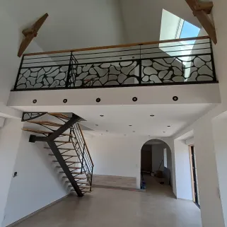Fabrication d'un escalier limon central 1/4 tournant en acier Marches et main courantes en chêne Garde corps en acier, poteaux plats, 2 lisses D.13, soubassement en habillage décoratif. Laquage ral noir 2100 sablé 53300 ST FRAIMBAULT DE PRIERES
