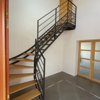 Escalier doubles limons 1/4 tournant, limon découpe laser. Marches en chêne + palier Garde corps, ossature en cadre, 2 lisses, soubassement en habillage décoratif "ovales décalé" Laquage ral noir 2100 sablé 53480 ST GEORGES LE FLECHARD