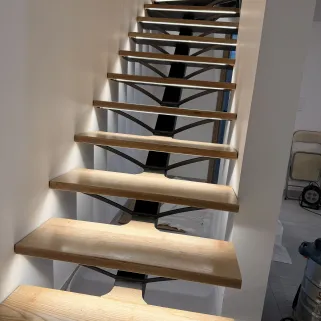 *Escalier limon central 1/4 tournant en acier Ruban Led dans profil d'encastrement avec capotage pvc opaque Garde corps en acier, ligne de câble, soubassement en habillage décoratif "spline" Laquage ral noir 2100 sablé *Ossature vide sur sejour en tube, laquage ral noir 2100 sablé Remplissage en filet d'habitation maille 30x30 tressé couleur beige 53100 Moulay