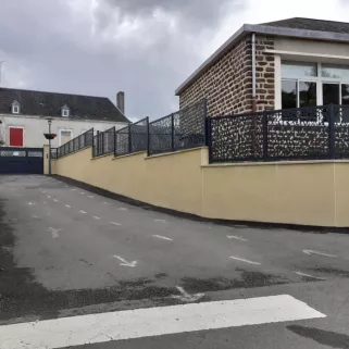 Garde corps en aluminium, ossature en tube carré, remplissage en habillage décoratif "buisson", ral 7016 FT, 72240 MEZIERES SOUS LAVARDIN.