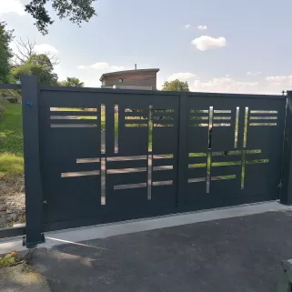 Portail coulissant en aluminium, habillage décoratif, laquage ral 7016 FT.