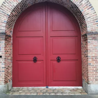 Porte cochère en aluminium style cochère  châssis en tube 60x60 remplissage en tôle aluminium Laquage ral 3004 Fine Texture+ laquage marteau noir 9005 Fine Texture. 53150 ST CHRISTOPHE DU LUAT.