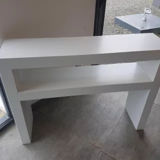 Console blanche en acier. 53600 Evron