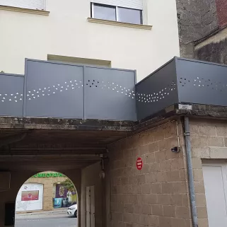 Claustra en aluminium, ossature en tube carré, remplissage en tôle avec un habillage décoratif triangle, laquage ral 7016. 53600 EVRON