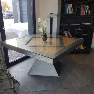 Table de salle à manger en acier, plateau en chêne vitrifiée 2 couches, vernis mat sur acier brut, verre feuilletée 2 couches 44/2 JPP. 53600 EVRON