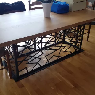 Table de salle à manger, acier, plateau en chêne. Mézangers 53600.