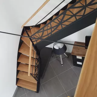 Garde corps en acier, poteaux plats, 1 lisse D.16, soubassement en habillage décoratif courbe, main courante 50x30 mm en bois. 53240 ST GERMAIN LE FOUILLOUX.
