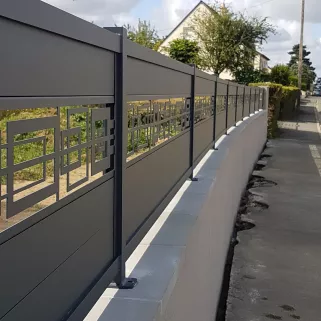 Garde corps en aluminium, ossature en tube carré, remplissage en tôle avec un habillage décoratif" rectangle", laquage ral 7016 FT. 53600 EVRON.