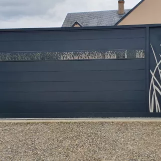 Portail coulissant à lames en aluminium, habillage décoratif "herbage" + partie avec tôle et habillage "herbage" en inox brossé, laquage ral 7016 FT.