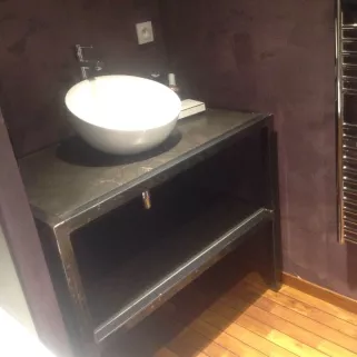 Meuble salle de bain en acier, vernis sur acier brut.