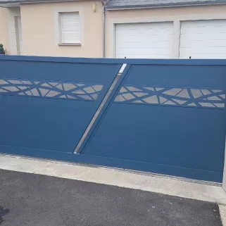 Portail en tôle en aluminium, avec habillage décoratif "courbe", laquage ral 7016 FT.