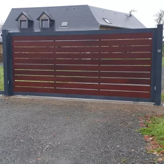 Portail coulissant, ossature en aluminium + remplissage bois exotique, laquage ral 7016 Fine Texture.