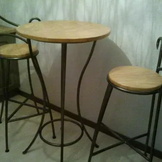 Table et tabourets en acier, plateau en chêne. 53600 EVRON.