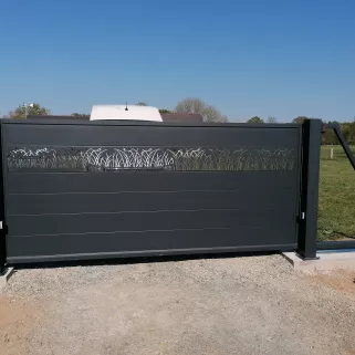 Portail coulissant autoporté en aluminium, habillage décoratif "herbage", laquage ral 7016 FT. 53150 ST CHRISTOPHE DU LUAT