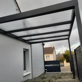 Carport en aluminium Ossature en tube carré aluminium, remplissage en polycarbonate alvéolaire 16mm, bandeau de pourtour et chéneau pour renvoi d'eau intégrée dans la traverse, laquage 7016 Fine Texture. 53600 EVRON