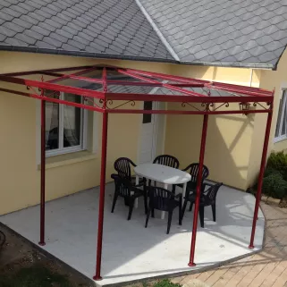 Pergola acier, avec volutes de décoration, verre clair 33/2 feuilleté pour la toiture, laquage ral 3004 FT. 53600 EVRON