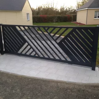 Portail coulissant en aluminium, remplissage en tube rectangle, laquage ral 7016 FT.