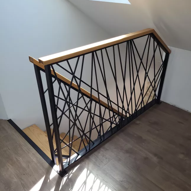 Escalier limon central 1/4 tournant, sabots n°67, garde corps cadre en tube 40x20, remplissage en lisses entremêlées D.13, marches et main courante en chêne. 53140 PORT BRILLET.