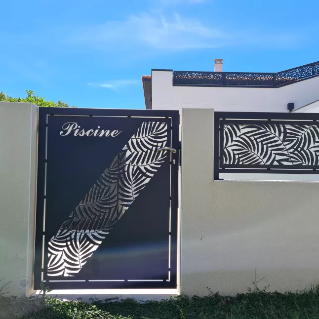 Portillon en aluminium, remplissage en tôle décorative feuillage+ texte Laquage ral gris 7016 66680 CANOHES