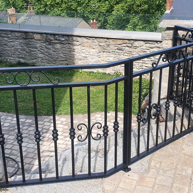 Garde corps en aluminium, cadre en tube rectangle, remplissage en barreaux tube rond, volutes+ bagues d'ornements, laquage ral noir 9005. 53000 LAVAL.