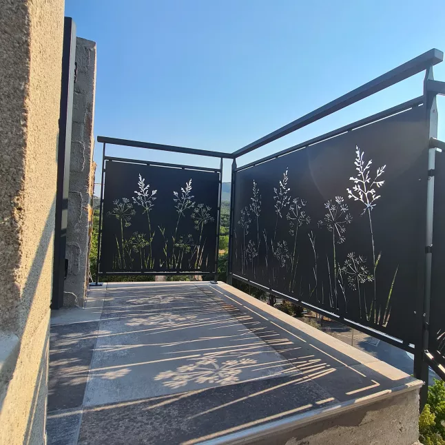 Garde corps en aluminium Poteaux plats, remplissage en habillage décoratif fleurs+herbes Laquage ral gris 7016 66480 MAUREILLAS