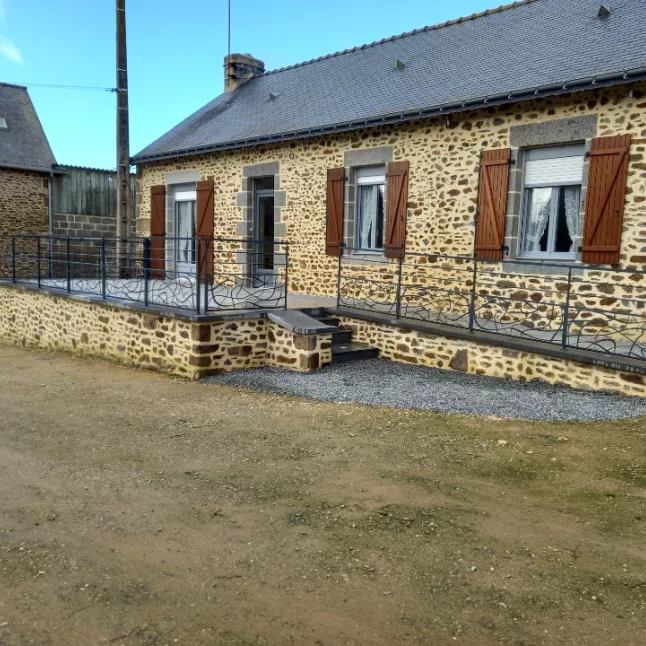 Garde corps en aluminium, poteaux plats, 2 lisses D.13, habillage décoratif spline. 53100 PARIGNE SUR BRAYE.