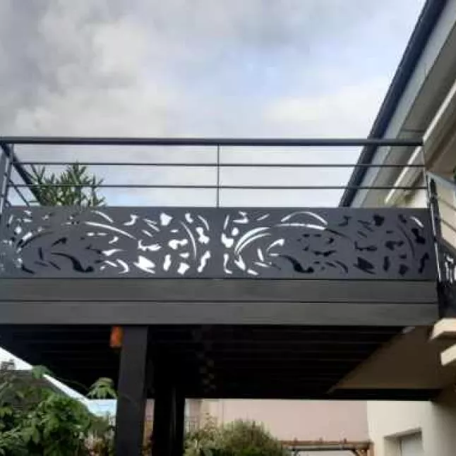 Garde corps en aluminium, poteaux plats, 2 lisses D.16, soubassement en tôle abstrait, main courante 50x30 mm, laquage ral sterling. 53000 LAVAL