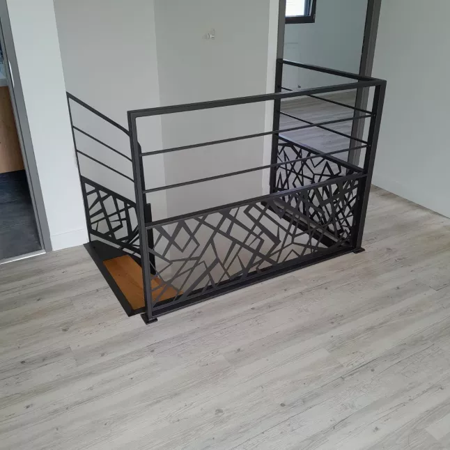 Escalier double limons 2/4 tournant en acier Marche en chêne Garde corps en acier, cadre en tube 40x20mm, 2 lisses 12x12mm, soubassement en tôle décorative "cardiaque" Triangulation, remplissage en tôle décorative "cardiaque" Laquage ral noir 2100 sablé 53100 MAYENNE