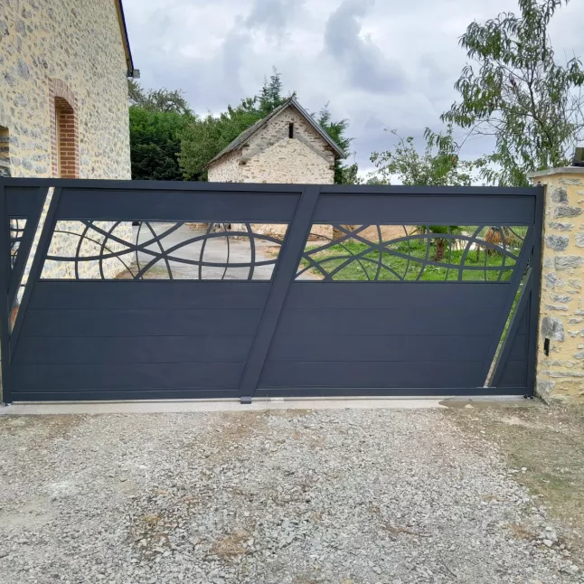 Portail en aluminium, à lames. Habillage décoratif "courbes" Laquage ral 7016 FT 53600 Evron