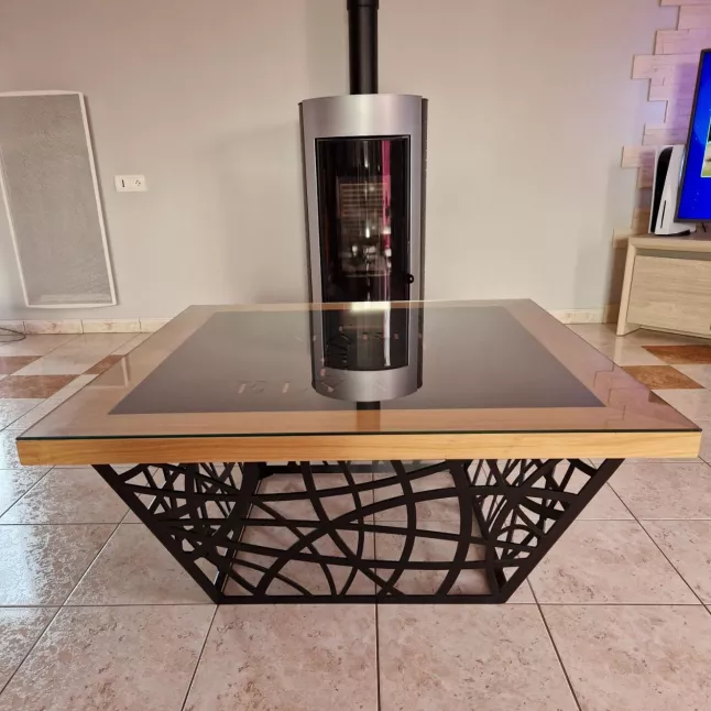 Table basse piétement en habillage décoratif Plateau bois avec insert en acier (mots croisés prénoms famille) Vitrage clair Laquage ral 9005 FT 72380 JOUE L'ABBE