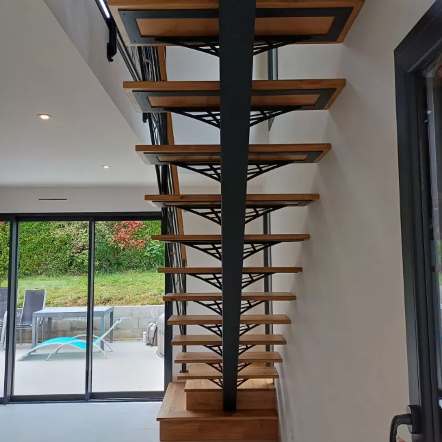Escalier droit, limon central, podium