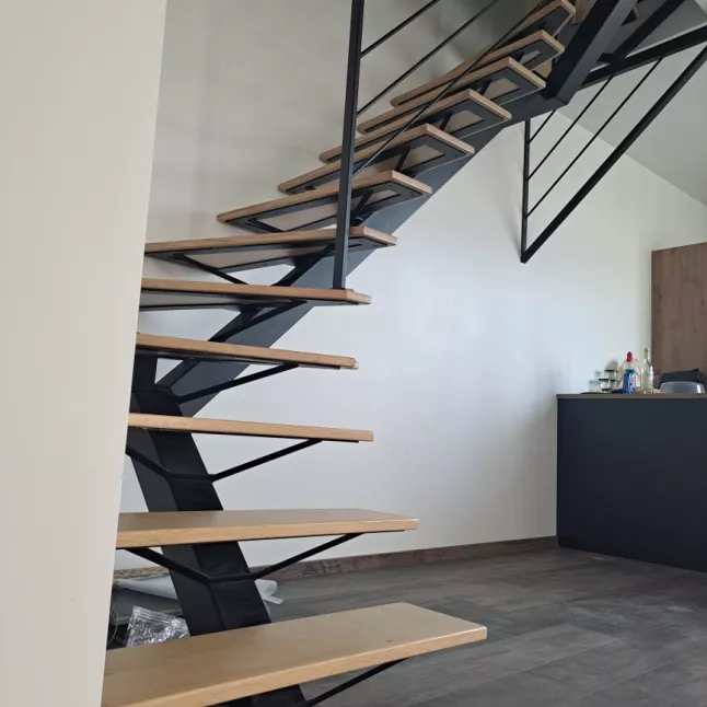 Escalier limon central 2/4 tournant noir 9005 FT