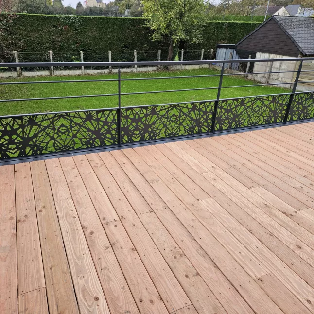 Terrasse en aluminium, remplissage en bois, laquage ral 7016 FT Escalier double limons droits, laquage ral 7016 FT Garde corps en aluminium, 2 lisses, soubassement en habillage décoratif "tissage", laquage ral 7016 FT. 53600 MEZANGERS