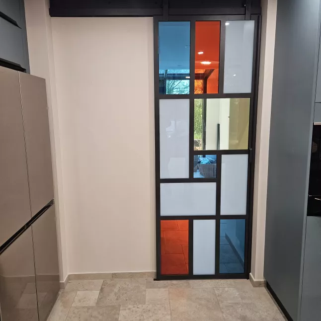 Fabrication d'une porte verrière coulissante châssis en acier Remplissage en vitrages de différentes couleurs Laquage compris noir 2100 sablé 53600 EVRON