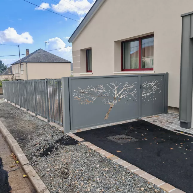 Portillon en aluminium, ossature en tube, remplissage en tôle avec un habillage décoratif. Clôture en aluminium, composition en tube D.20 p en biais. 53000 LAVAL