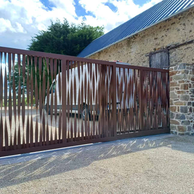 Portail en aluminium, remplissage en lames torsadées. Laquage ral mars 2525 53240 ST JEAN SUR MAYENNE
