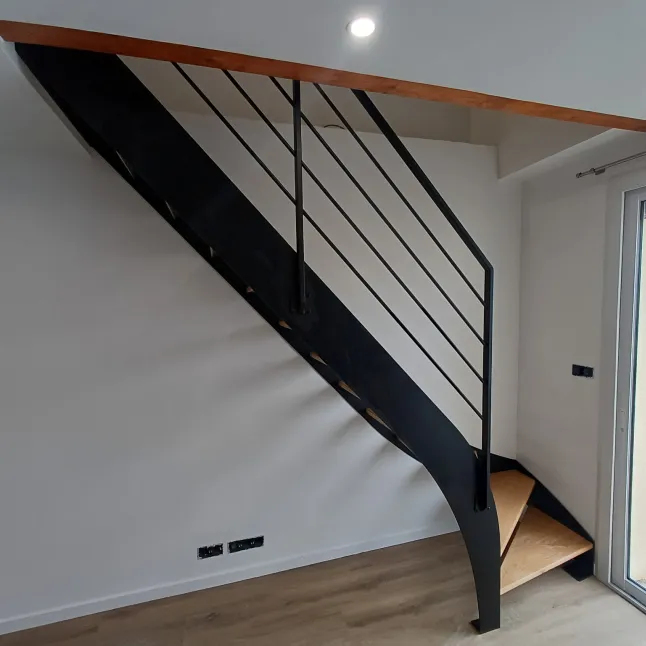 Escalier double limons 1/4 tournant en acier Garde corps en cadre 40x20mm, 4 lisses D.13 Marches en chêne vernis 2 couches Laquage ral noir 9005 FT 77340 pontault combault