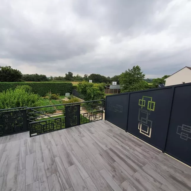 Garde corps en aluminium, poteaux plats, 2 lisses en tube carré, soubassement en habillage décoratif "rectangle" + garde corps avec habillage décoratif toute hauteur, main courante D.40 + claustra.