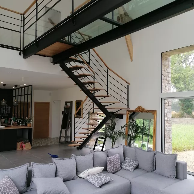 Escalier limon central en acier, 1/4 tournant, marches en chêne vitrifiées 2 couches, garde corps 4 lisses D.13, main courante en chêne 50x30mm, laquage ral noir 9005 FT. 53210 LOUVIGNE