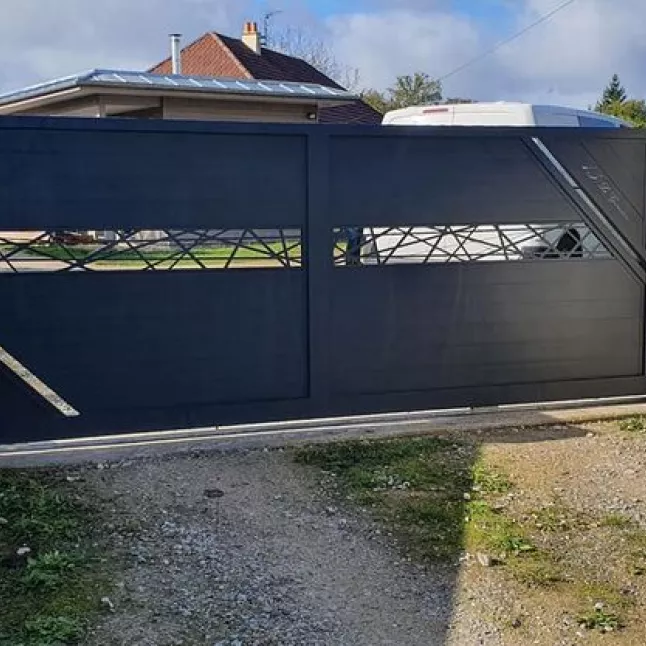 Portail coulissant à lames en aluminium, habillage décoratif "bambou"+ traverse, laquage ral 7016 FT.