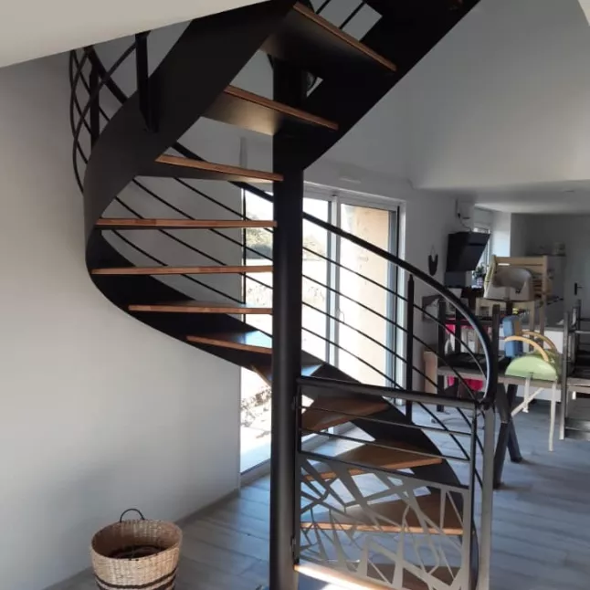 Escalier hélicoïdal en acier, marche en chêne vitrifiée 2 couches, garde corps en acier, 4 lisses D.16, main courante D.42.