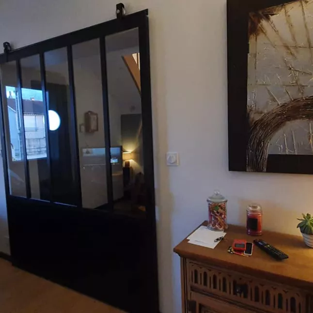 Porte verrière coulissante en acier, sans traverse, verre clair 33/2 feuilleté, laquage ral noir 9005 FT.