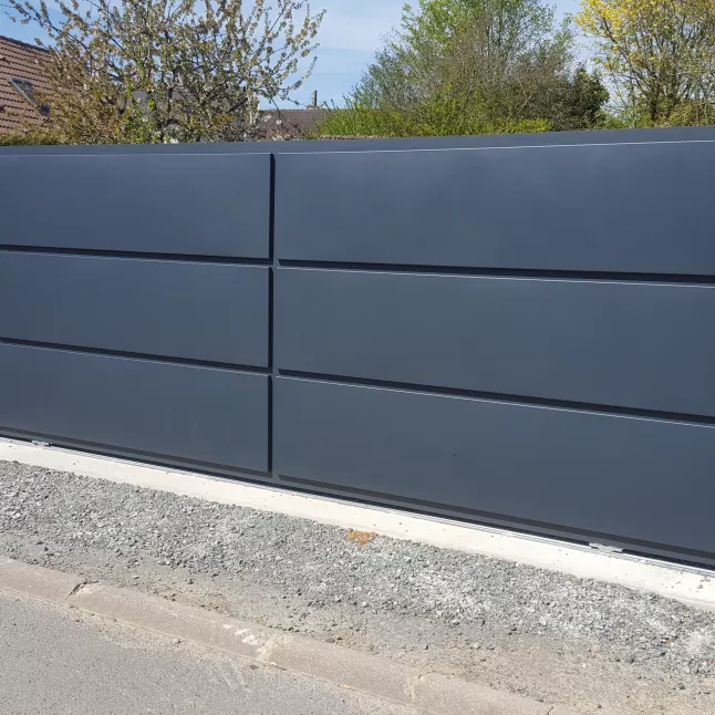 Portail coulissant en aluminium, composition en caissette, laquage ral 7016 FT.