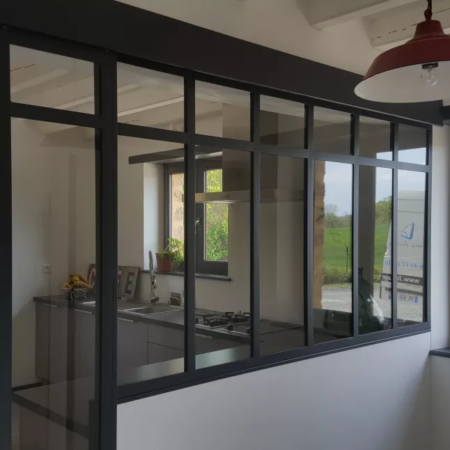 Verrière + porte en acier, avec traverse intermédiaire, verre clair en 33/2 feuilleté, laquage ral noir 9005 FT.