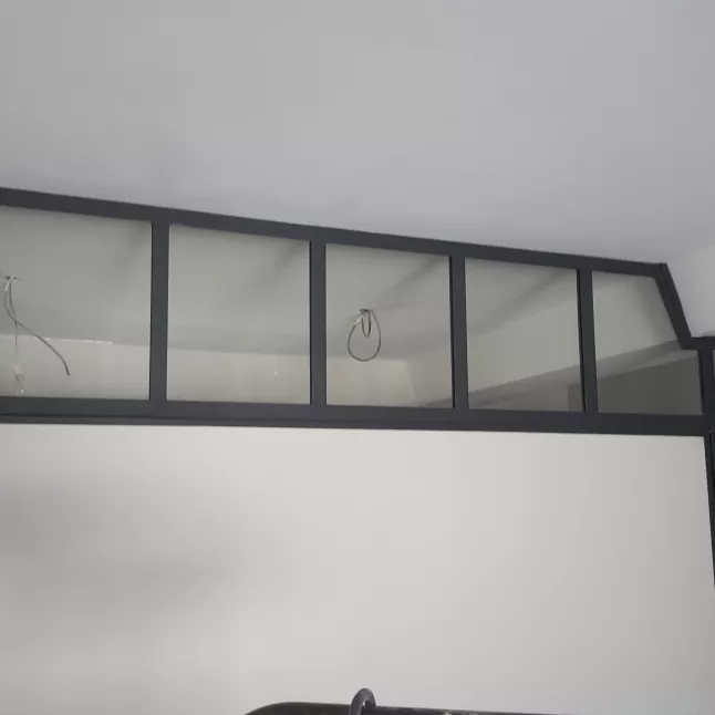 Bandeau verrière en acier, verre clair en 33/2 feuilleté, laquage ral noir 9005 FT.