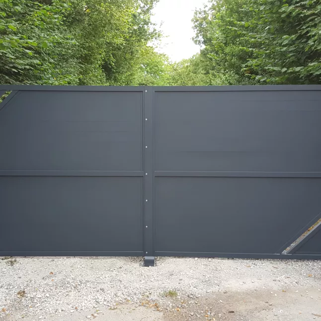 Portail coulissant en aluminium, composition en lames, avec découpe laser, laquage ral 7016 FT.