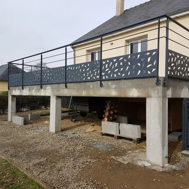 Garde corps balcon en aluminium, poteaux plats, 2 lisses, soubassement en habillage décoratif triangles, laquage ral 7016, main courante D.40.